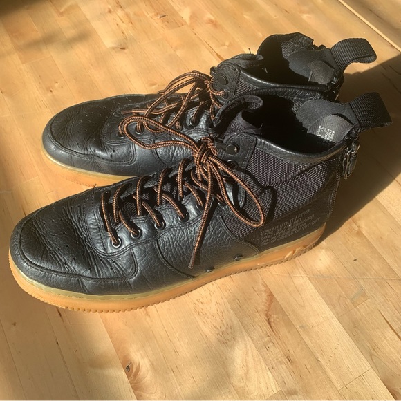 NIKE SF AIR FORCE 1 MID ‘BLACK GUM’ - Picture 1 of 4